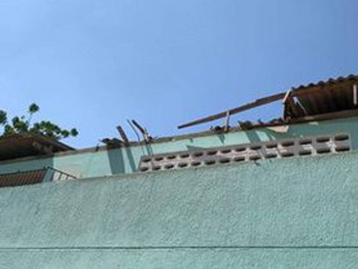 Colegio en Atlántico tiene parte del techo en el piso por vendaval en 2020