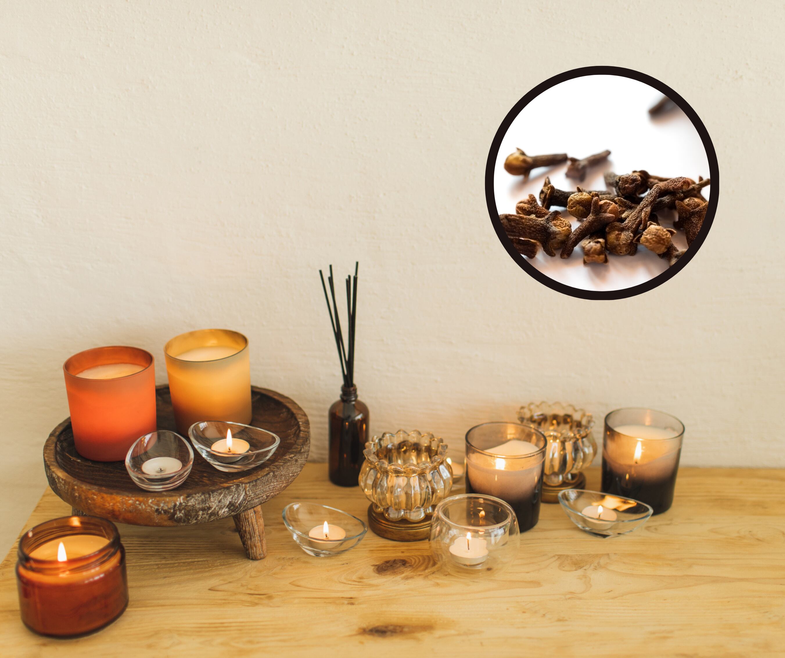 Mesa con velas junto a unos clavos de olor (Getty Images)
