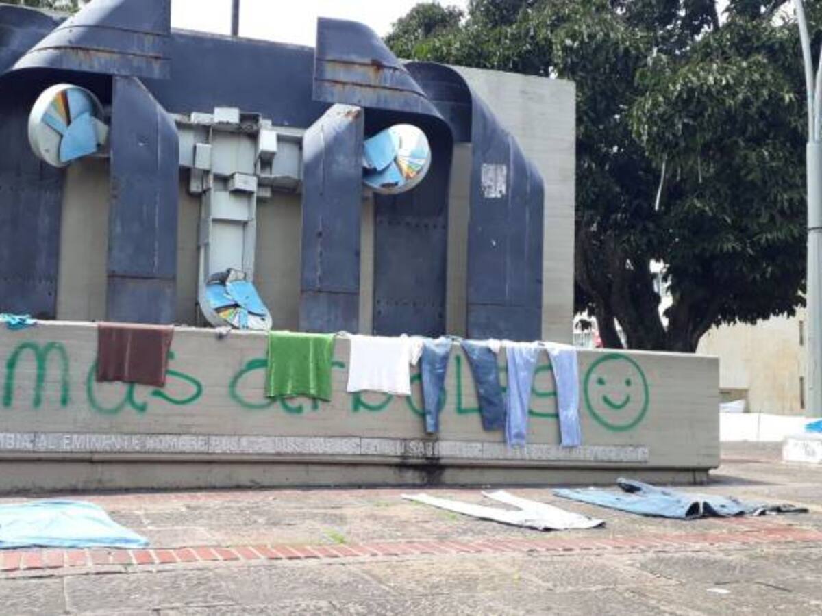 Migrantes convirtieron plaza cívica en patio de ropas