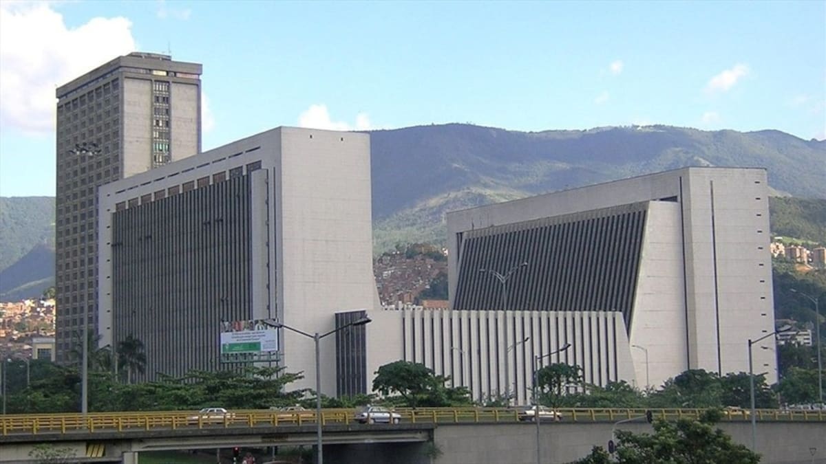 La administración de Quintero habría dejado atornillados a 200 cargos en provisionalidad