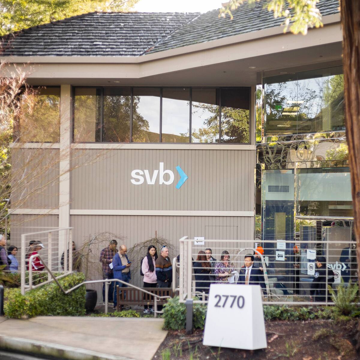 Estadounidenses retiran su dinero de bancos ante temores de crisis financiera