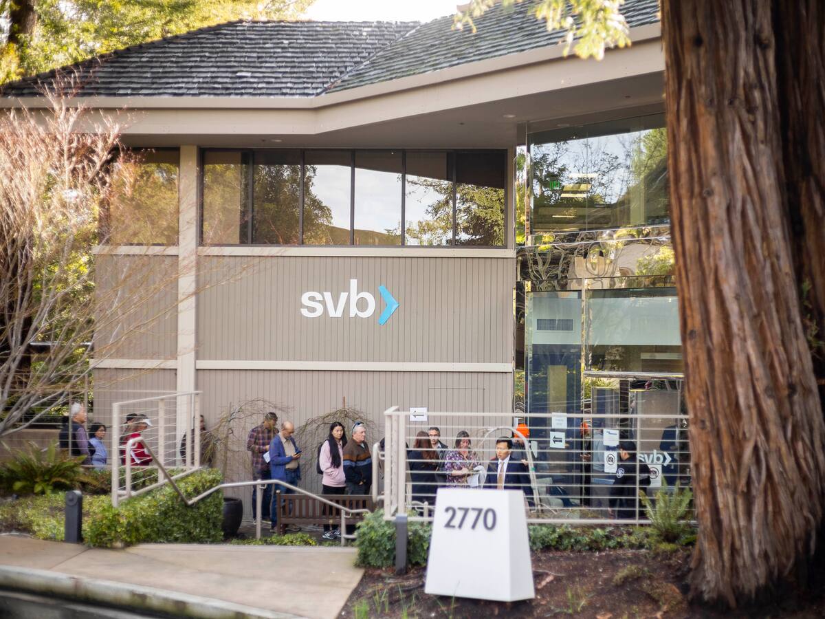 Estadounidenses retiran su dinero de bancos ante temores de crisis financiera