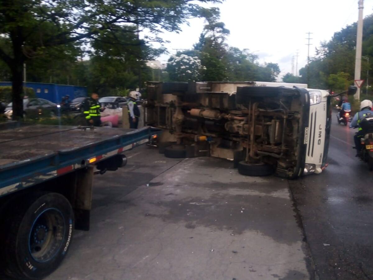 Trancón en la autopista por camión volcado