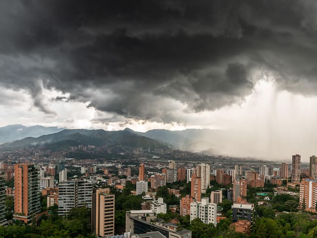 Vista panorámica de la ciudad de Medellín, en Colombia, bañada por dos tormentas. Foto: Getty Images