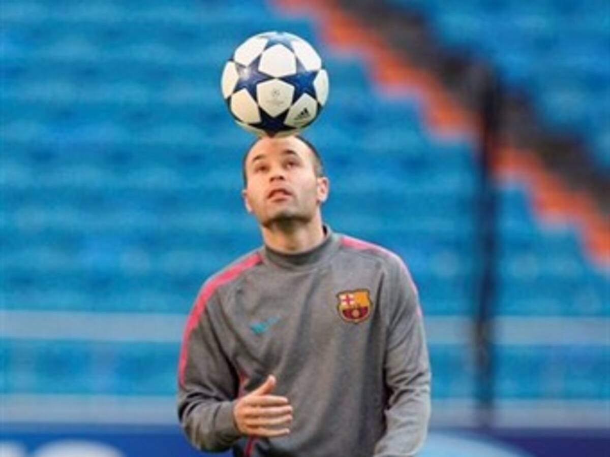 Iniesta entrenó con el Barcelona y podría jugar contra el Real Madrid