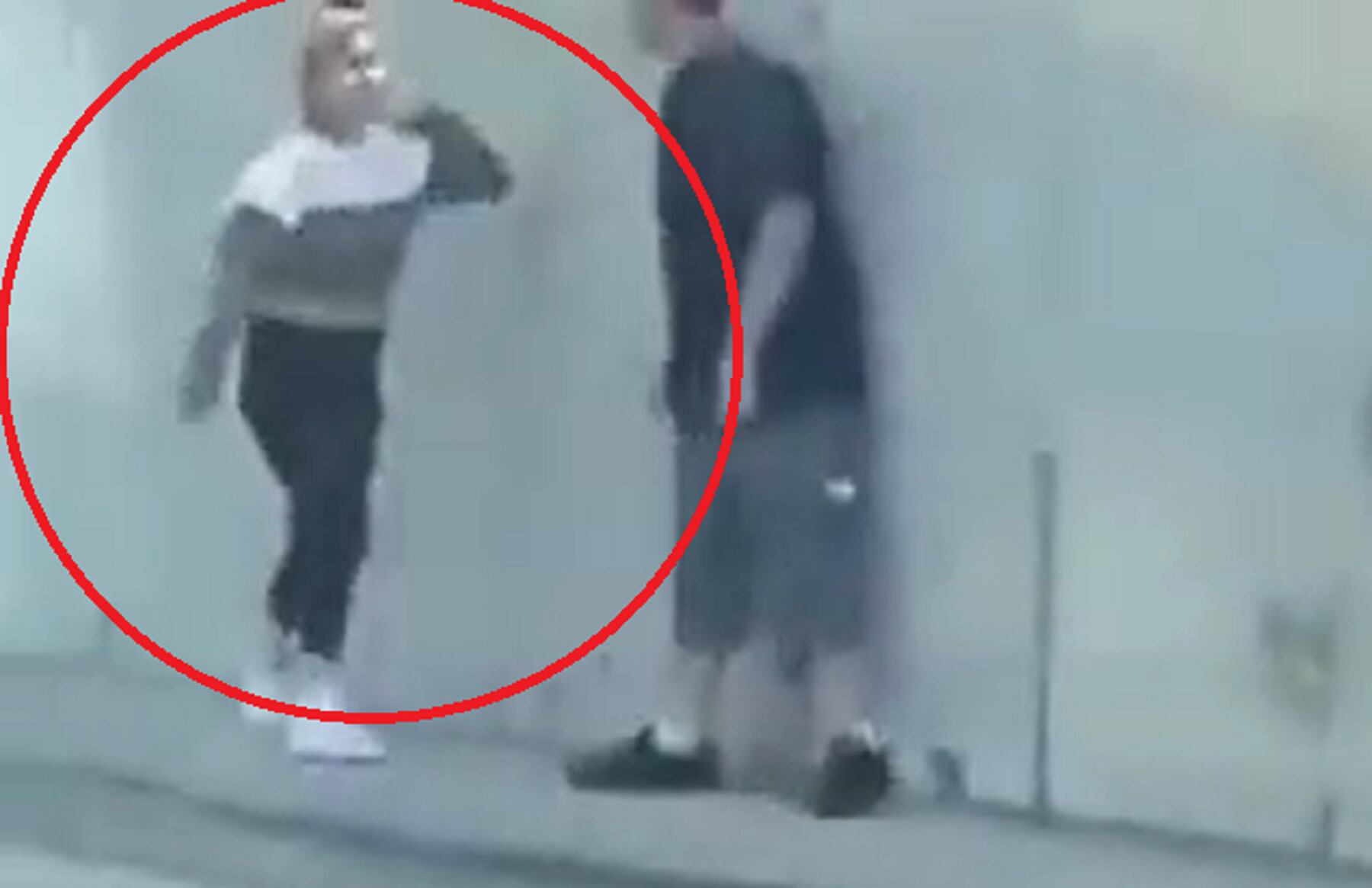 Video: ¿Tóxica? se lanzó a un carro tras pelear con su novio | Captura de video