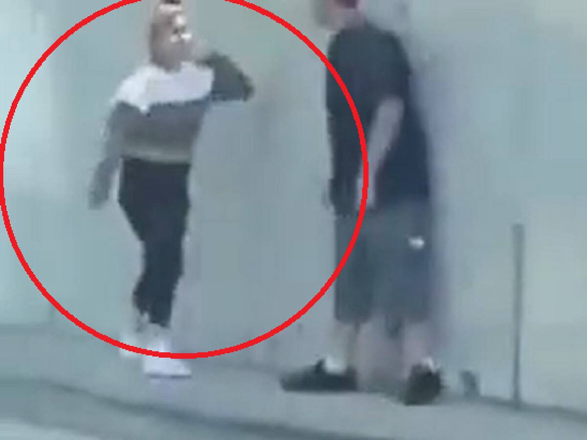 Video: ¿Tóxica? se lanzó a un carro tras pelear con su novio