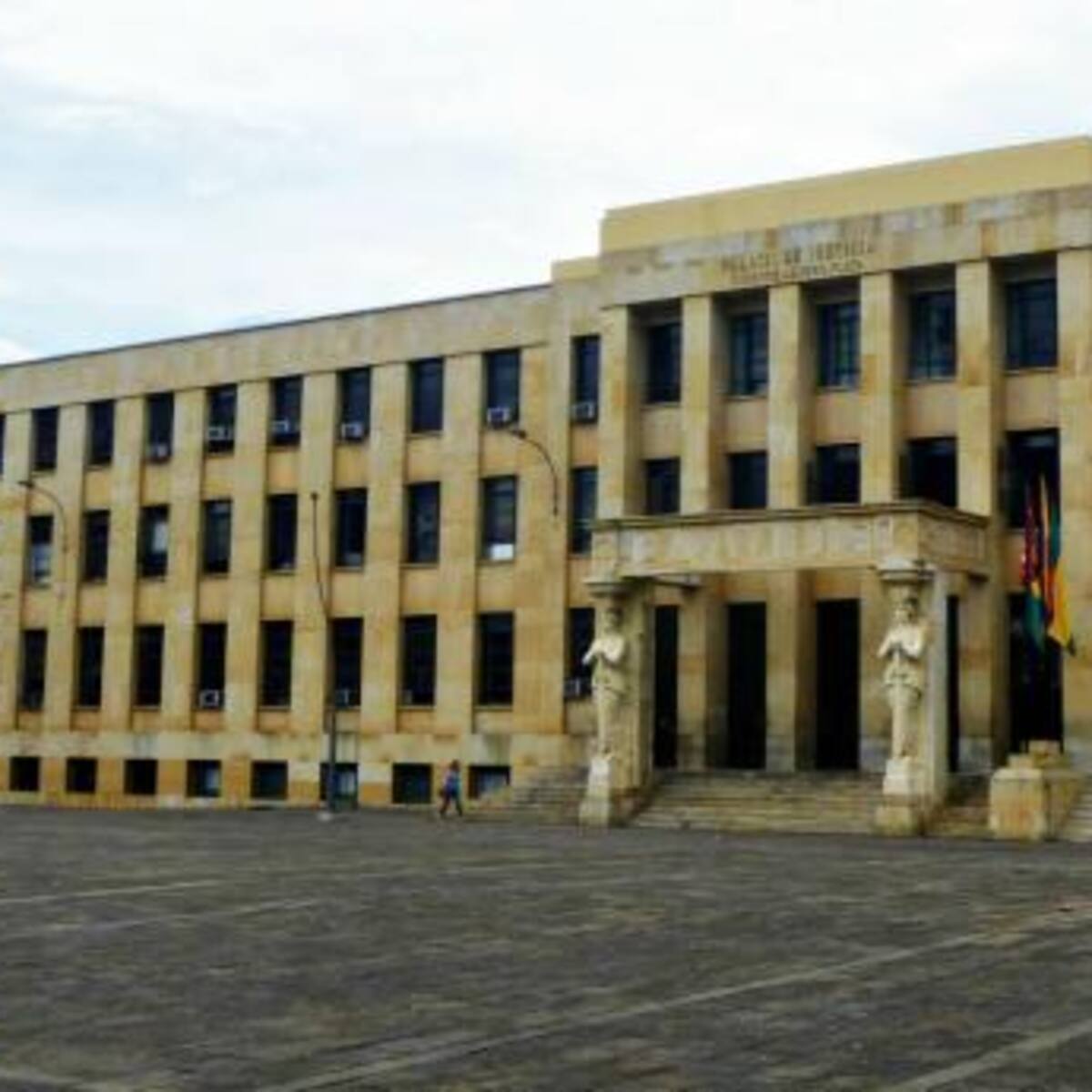 Restos óseos encontrados en la Plaza Cívica eran de un cerdo