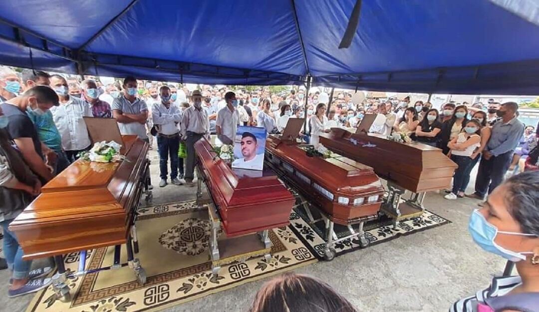 Sepelio colectivo víctimas masacre en Ábrego