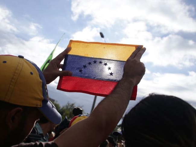 Varios ciudadanos venezolanos rechazando  la entrada del nuevo gobierno del régimen de Nicolás Maduro