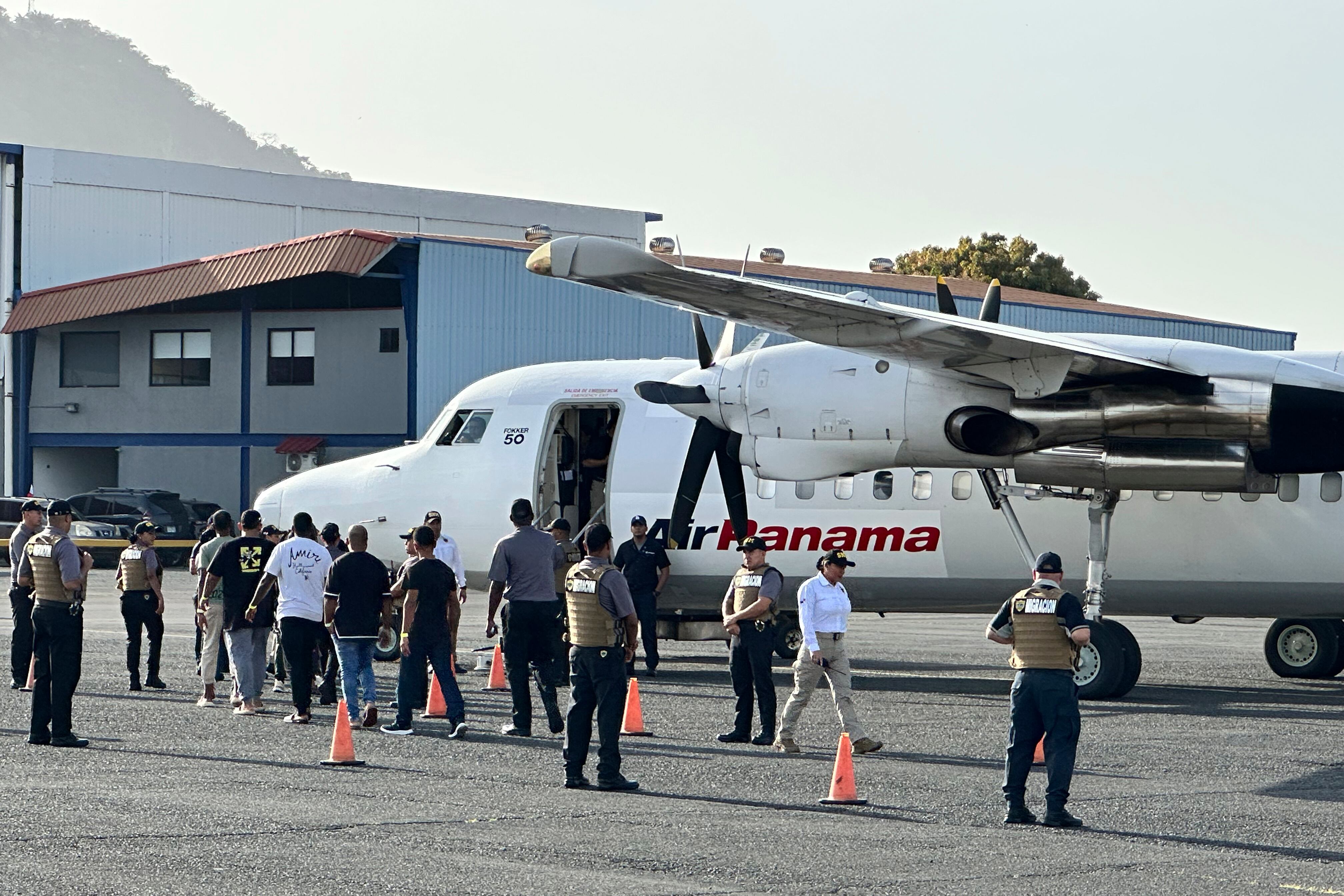 AME6578. CIUDAD DE PANAMÁ (PANAMÁ), 03/02/2025.- Migrantes suben a un avión para un vuelo de deportación de Panamá a Colombia este lunes, en el Aeropuerto Internacional Marcos A. Gelabert en la Ciudad de Panamá (Panamá). El secretario de Estado de Estados Unidos, Marco Rubio estuvo presente en el proceso de deportación de migrantes desde Panamá hacia Colombia, que forma parte de un acuerdo con los Estados Unidos para costear esas repatrIaciones.En este vuelo devolvieron a 43 colombianos, 32 hombres y siete mujeres, entre deportados y expulsados, por delitos como trata de personas, agresión sexual, relacionados con drogas y evasión de puestos de control fronterizos, según la información oficial suministrada. EFE/ Bienvenido Velasco