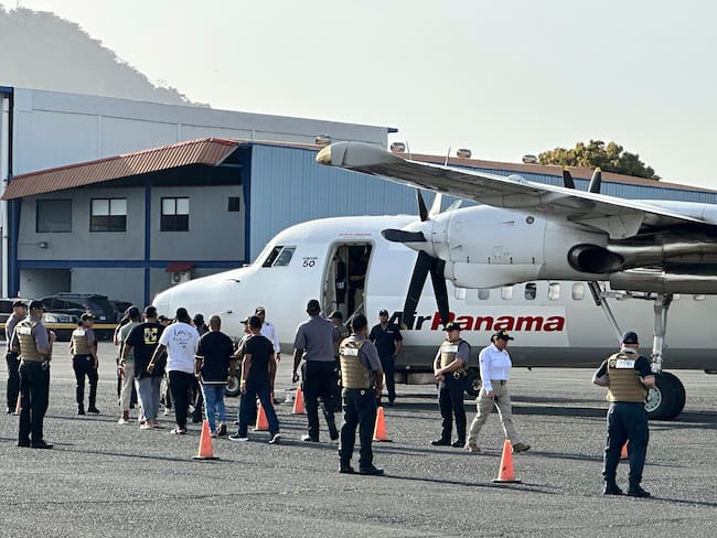 AME6578. CIUDAD DE PANAMÁ (PANAMÁ), 03/02/2025.- Migrantes suben a un avión para un vuelo de deportación de Panamá a Colombia este lunes, en el Aeropuerto Internacional Marcos A. Gelabert en la Ciudad de Panamá (Panamá). El secretario de Estado de Estados Unidos, Marco Rubio estuvo presente en el proceso de deportación de migrantes desde Panamá hacia Colombia, que forma parte de un acuerdo con los Estados Unidos para costear esas repatrIaciones.En este vuelo devolvieron a 43 colombianos, 32 hombres y siete mujeres, entre deportados y expulsados, por delitos como trata de personas, agresión sexual, relacionados con drogas y evasión de puestos de control fronterizos, según la información oficial suministrada. EFE/ Bienvenido Velasco