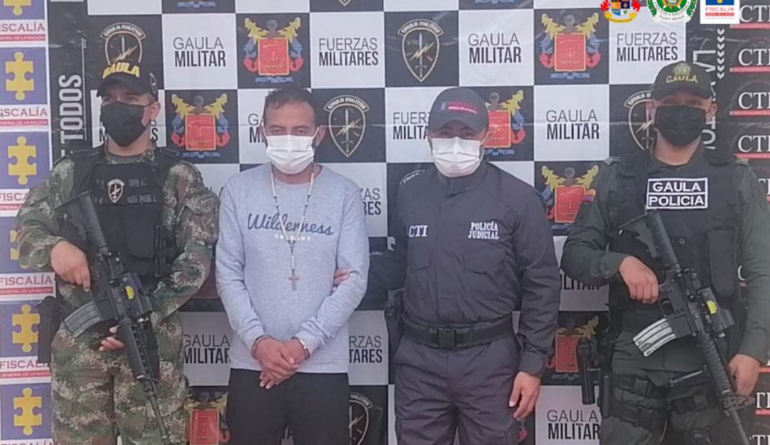 La Fiscalia lo investigan por delitos de concierto para delinquir agravado y extorsión agravada. 