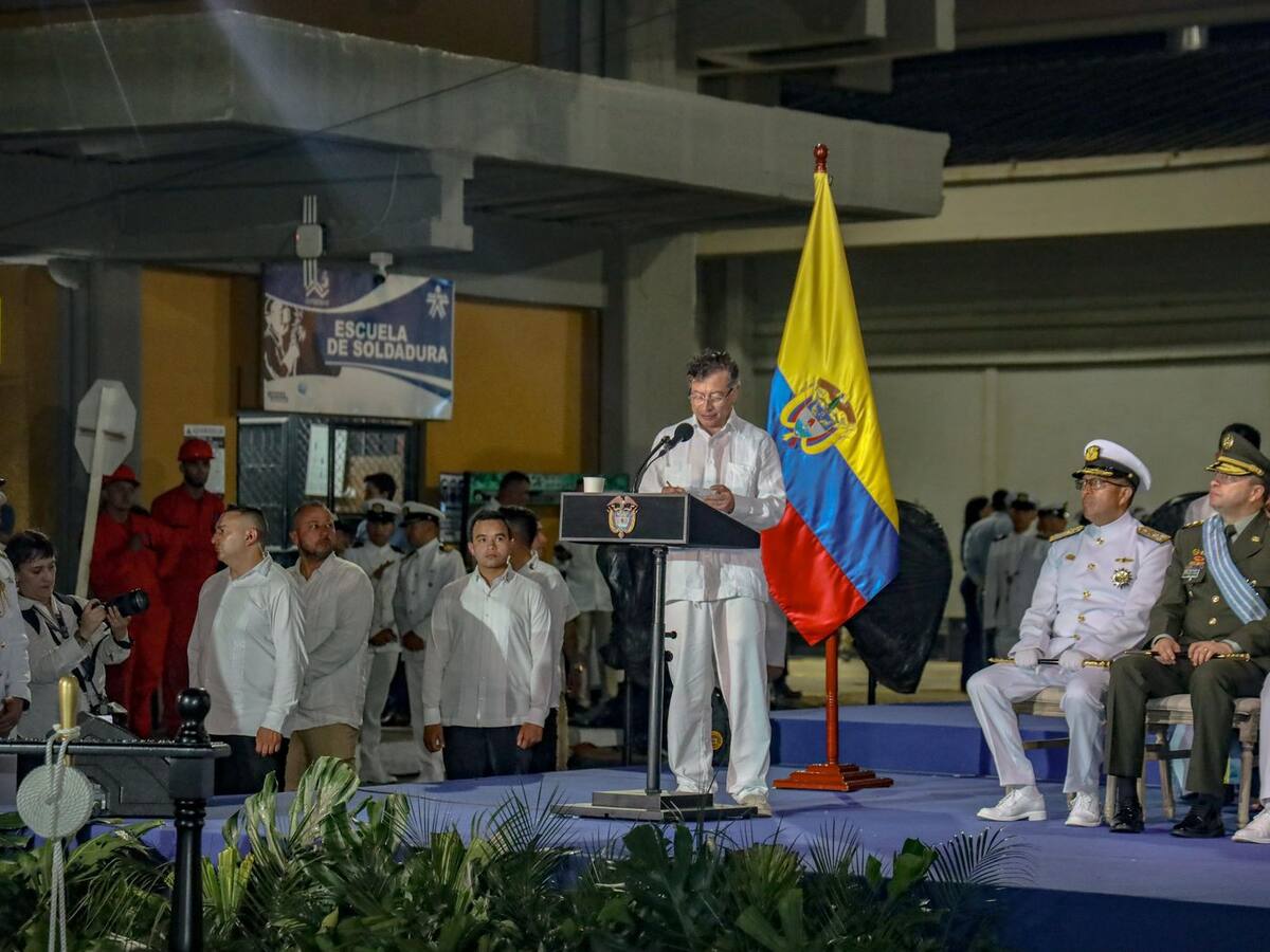 En Cartagena presidente Petro participó en los 202 años de la Armada Nacional