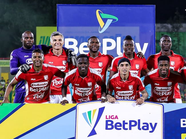 Alerta en Santa Fe: figura se lesiona y es baja de última hora ante Llaneros en la Liga Colombiana / @SantaFe