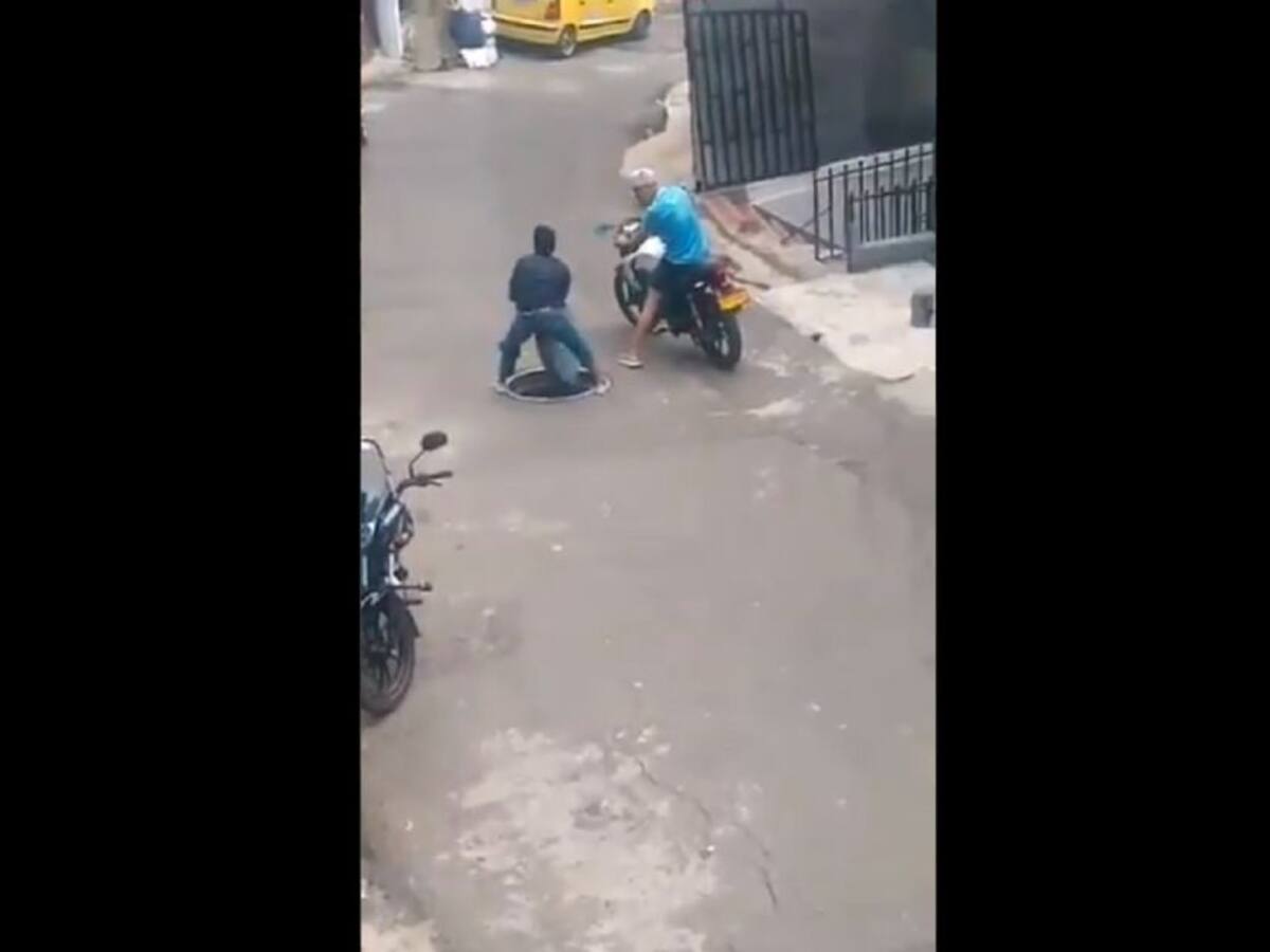 Sujeto intentó robarse una tapa de alcantarilla y obtuvo su merecido