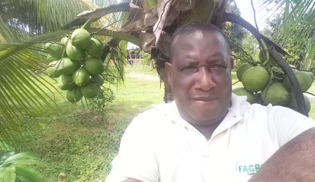 Aníbal Martínez, cultivador de aguacate criollo, coco y cacao en Istmina, Chocó.