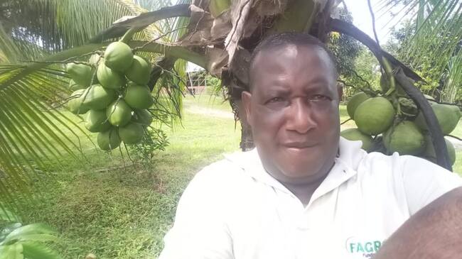 Aníbal Martínez, cultivador de aguacate criollo, coco y cacao en Istmina, Chocó.