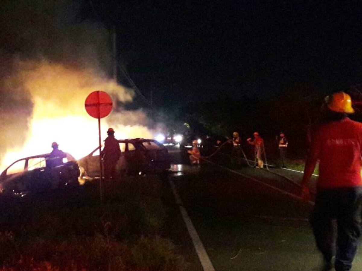 Investigan las causas del incendio de tres automóviles en Sabanilla