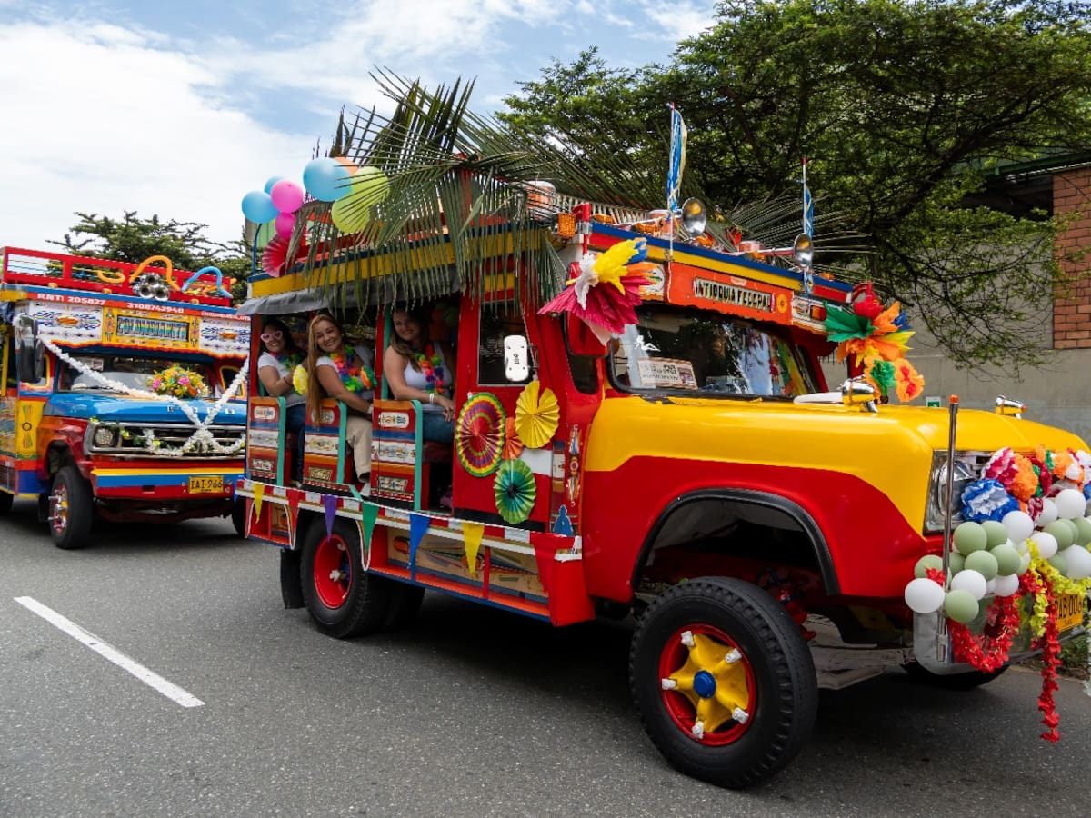 Conductores de “chivas” en Medellín se capacitan en primeros auxilios por temporada decembrina