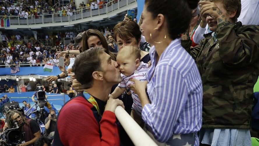 Michael Phelps y su hijo, Bloomer Phelps. Foto: Associated Press - AP