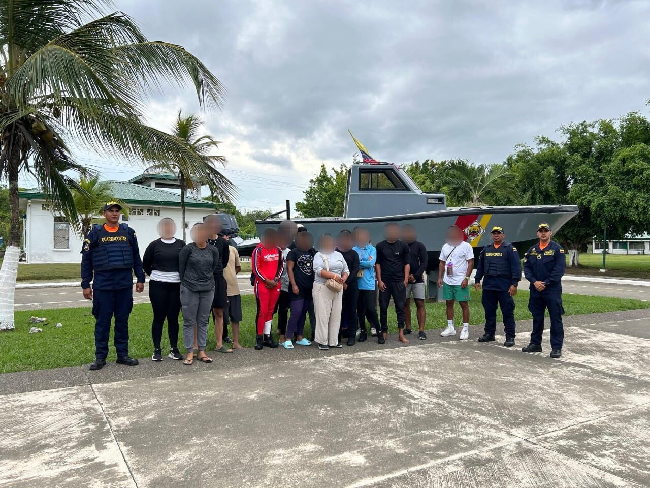 La Armada detuvo tres lanchas con 33 migrantes que viajaban hacia Panamá.