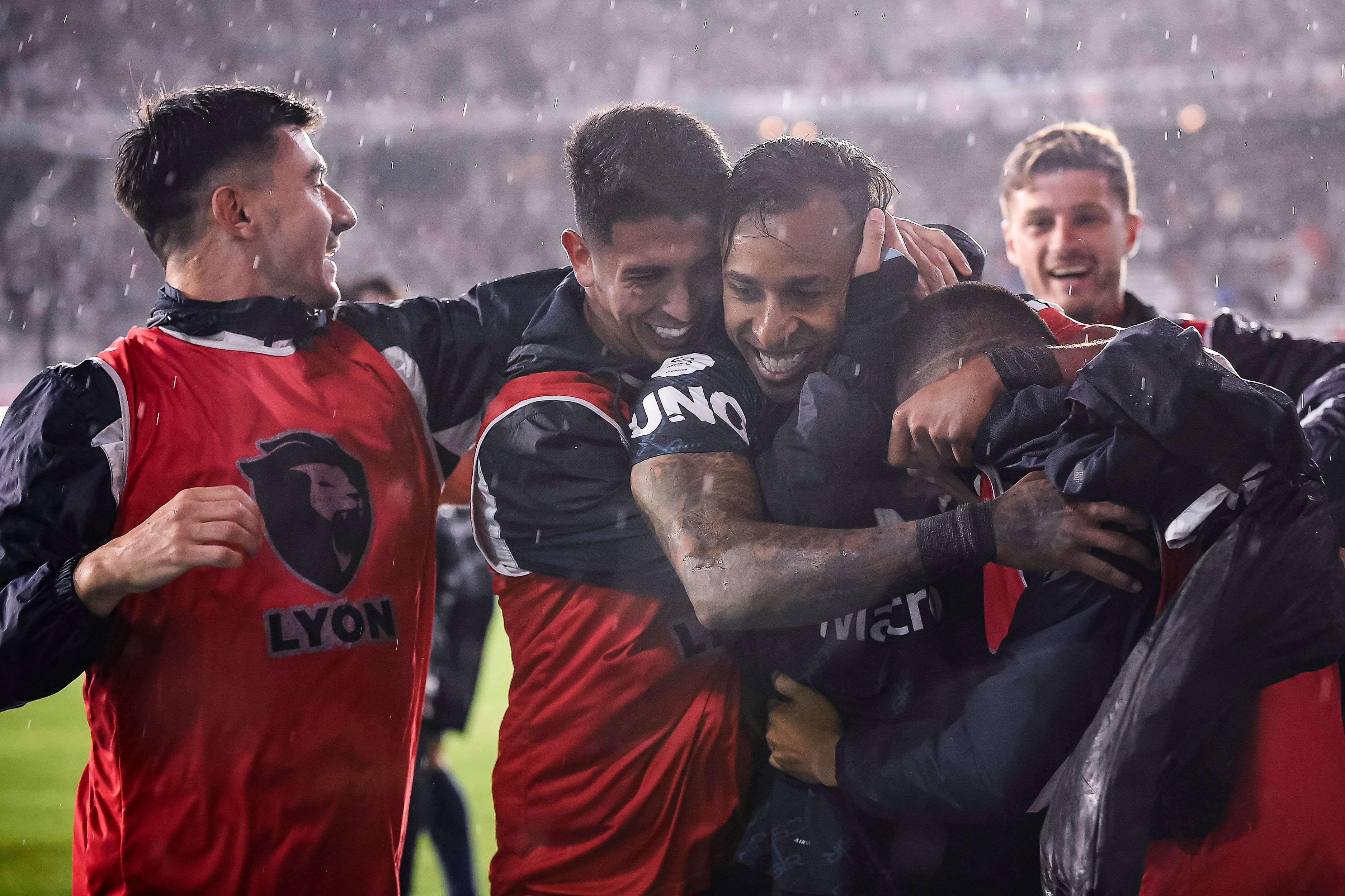 Sebastián Villa festeja la clasificación de Independiente Rivadavia a la final de la Copa Argentina junto a sus compañeros. (Photo by Cesar Heredia/Getty Images)