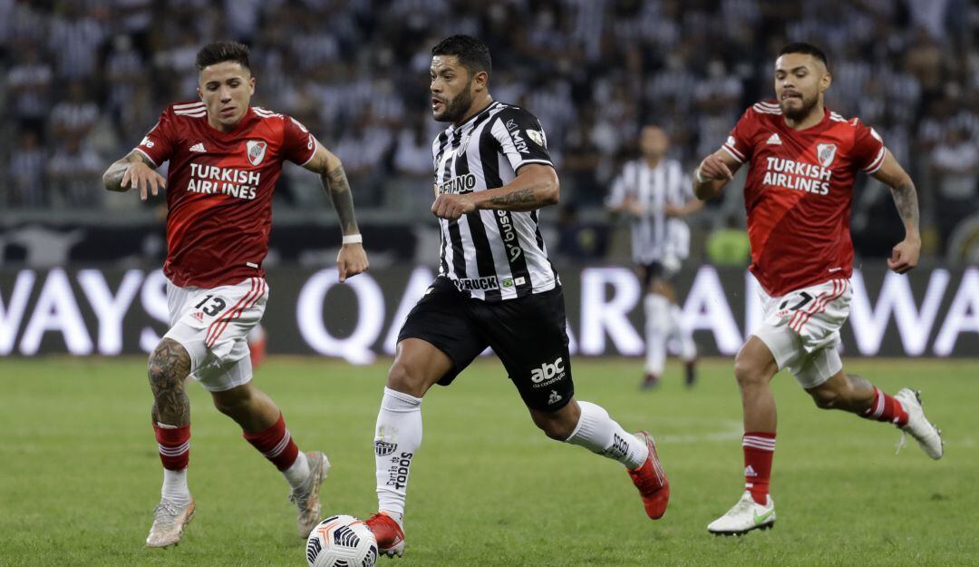 Hulk de Atlético Mineiro, perseguido por jugadores de River Plate
