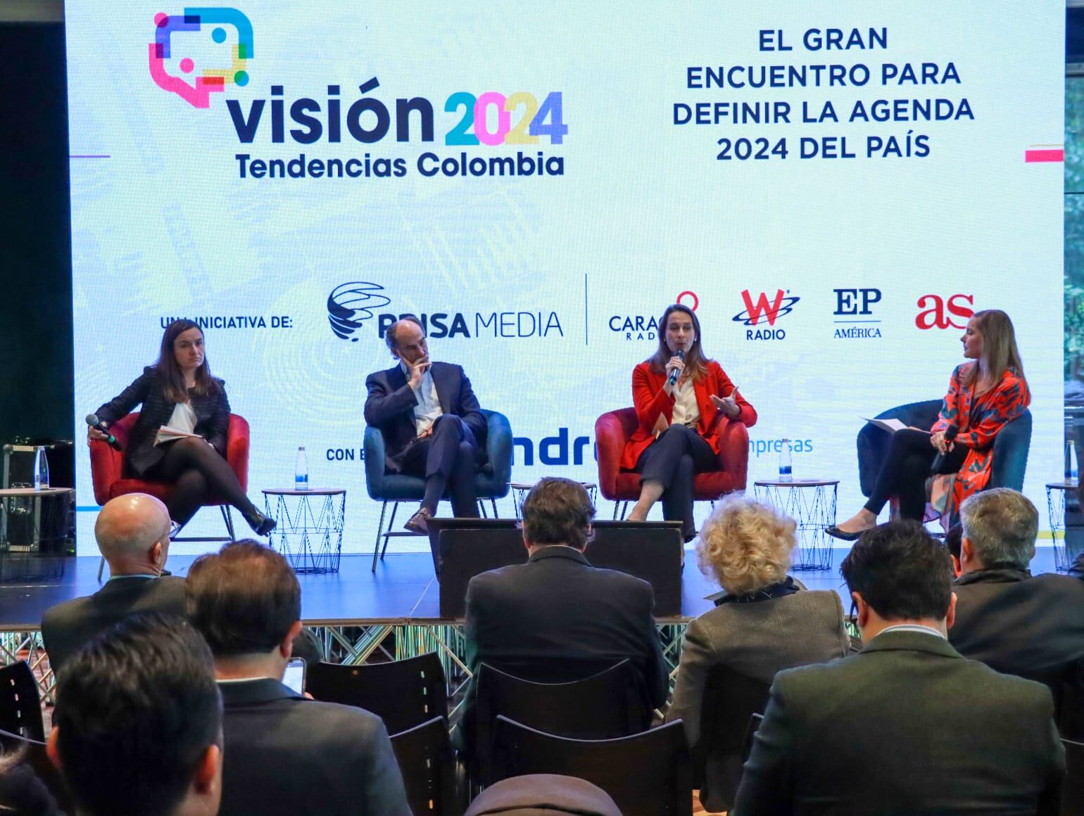 Asistentes al panel “La transición energética, el gran reto”. Foto: Caracol Radio.