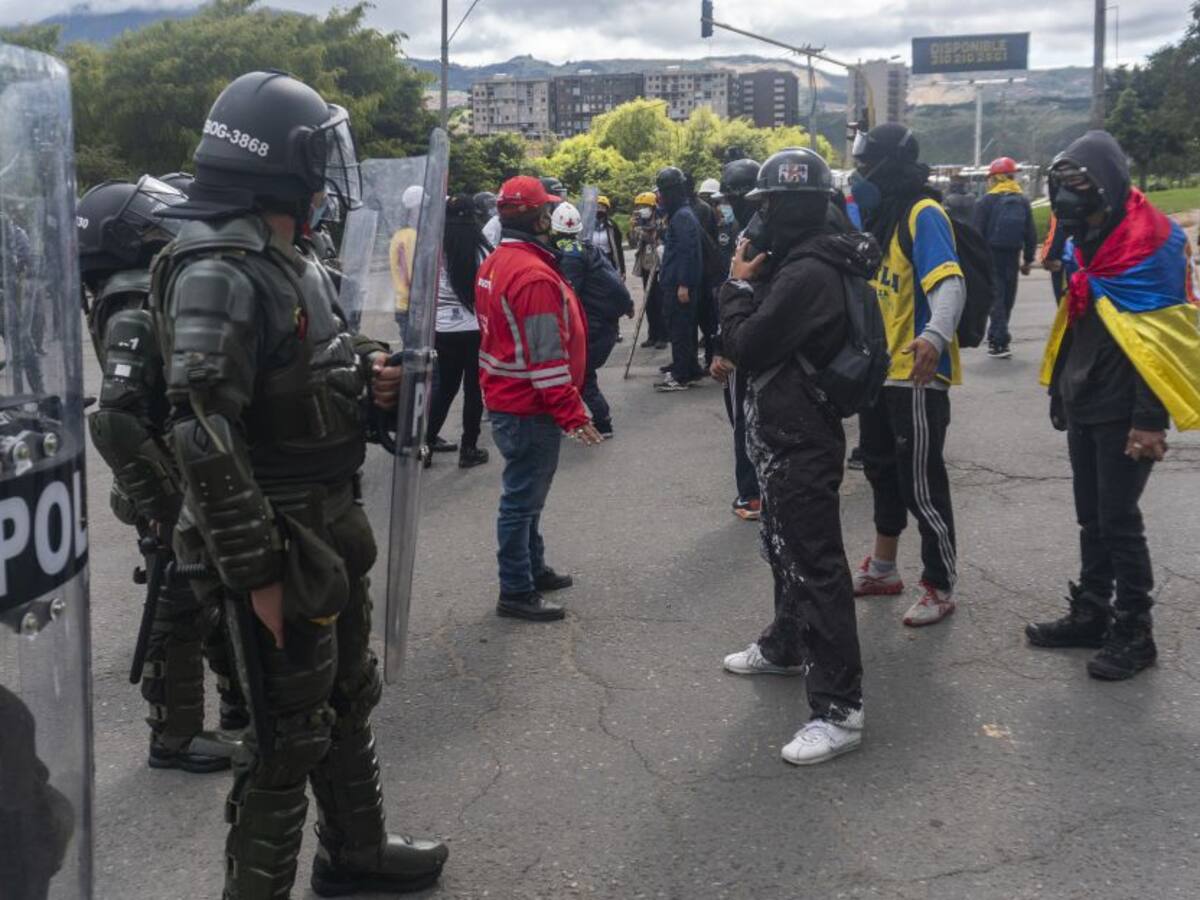 Seis policías heridos y trece capturados dejan disturbios en Bogotá
