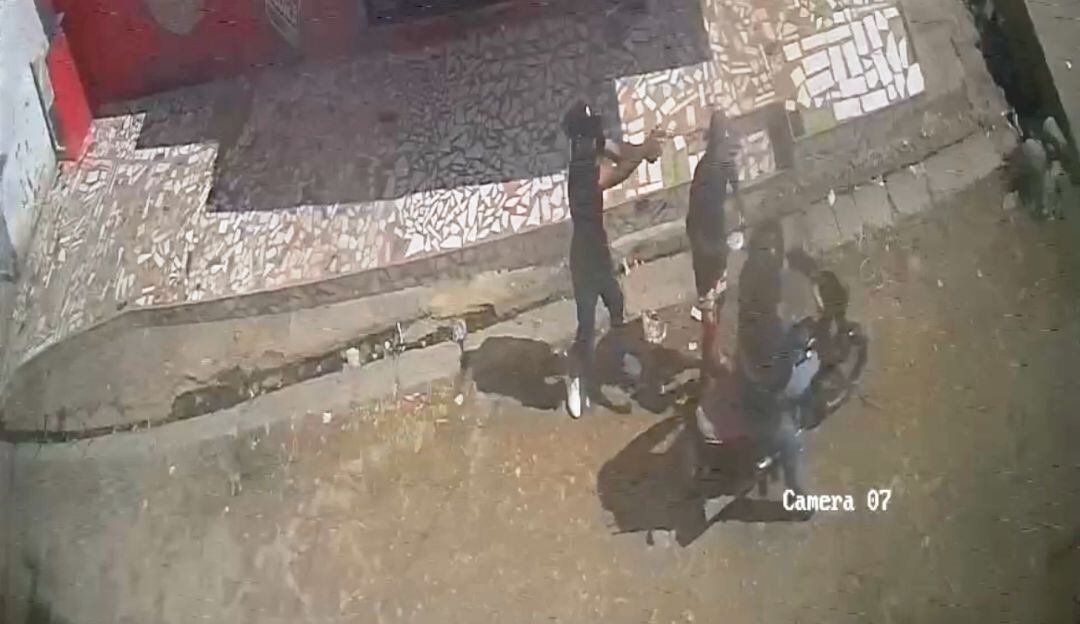 De manera fría el asesino accionó su arma en la cabeza de su victima falleciendo en el acto