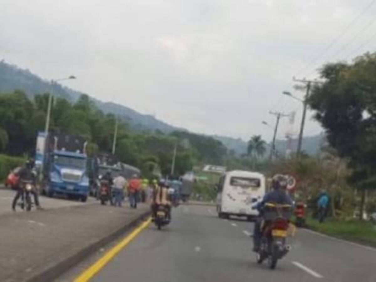 Camioneros de Risaralda y Esmad se enfrentan