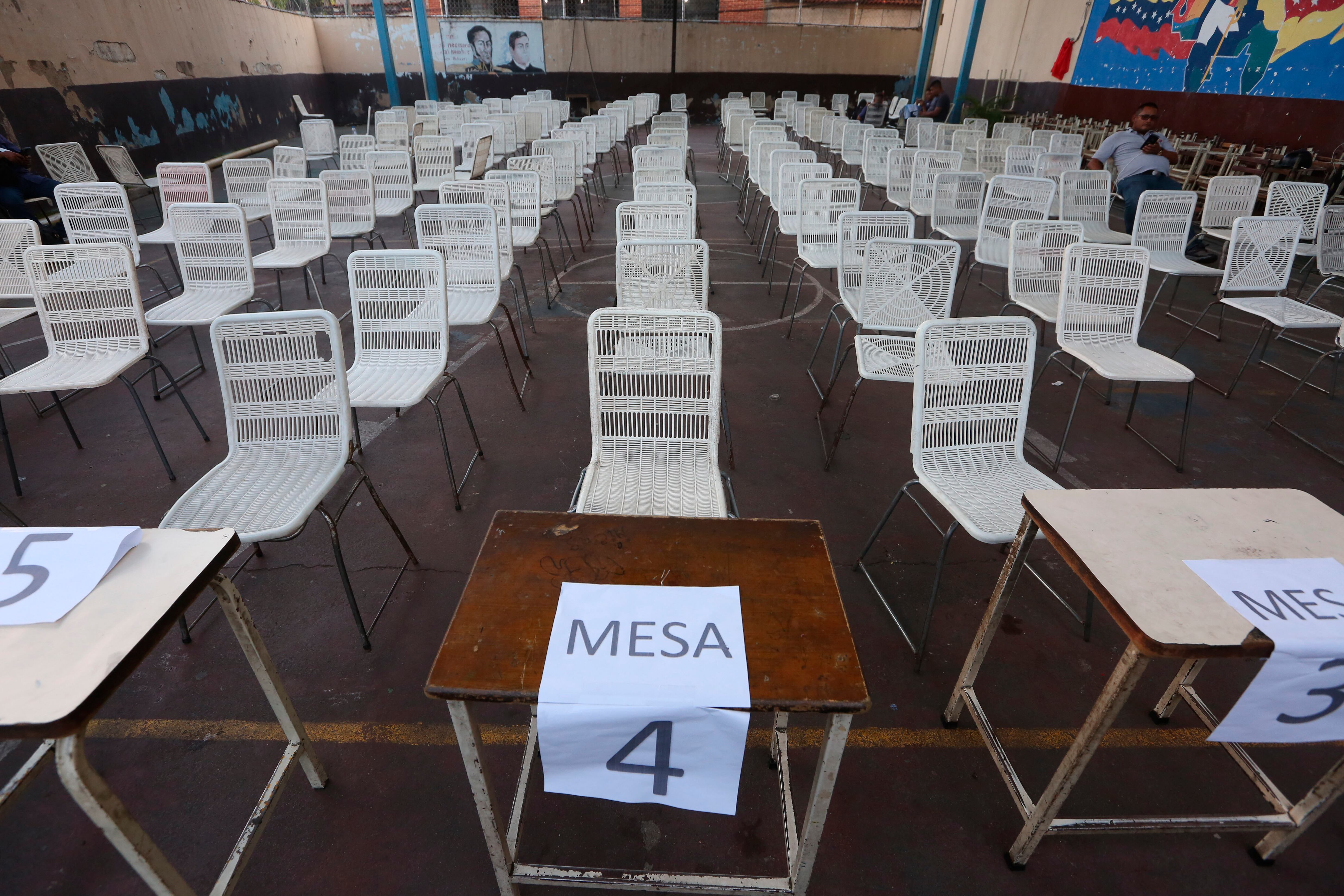 AME6022. CARACAS (VENEZUELA), 28/07/2024.- Fotografía de un puesto de votación este domingo, al cierre de la jornada de elecciones presidenciales en Caracas (Venezuela). EFE/ Manuel Díaz