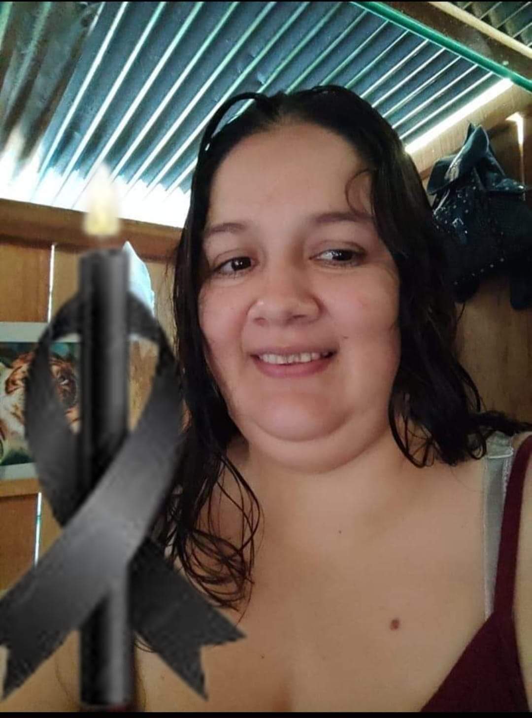 Las primeras versiones indican que el agresor sería presuntamente su pareja sentimental el cual la habría atacado en varias oportunidades con arma blanca hasta ocasionarle la muerte.