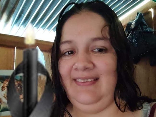 Las primeras versiones indican que el agresor sería presuntamente su pareja sentimental el cual la habría atacado en varias oportunidades con arma blanca hasta ocasionarle la muerte.