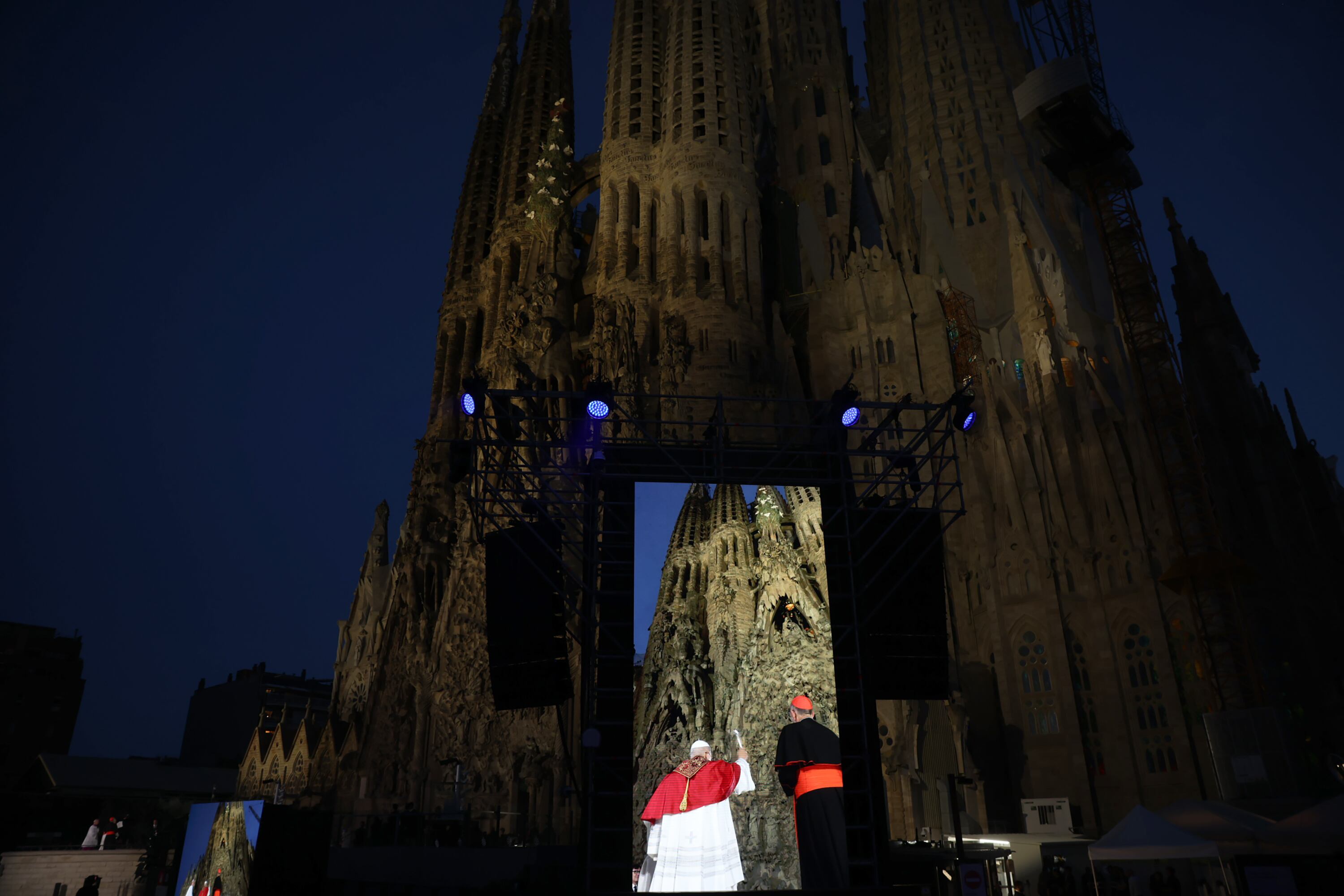 Bendición de la Torre de Jesus de la Sagrada Familia en Barcelona por parte del papa León XIV.
(Foto: Dan Kitwood/Getty Images)