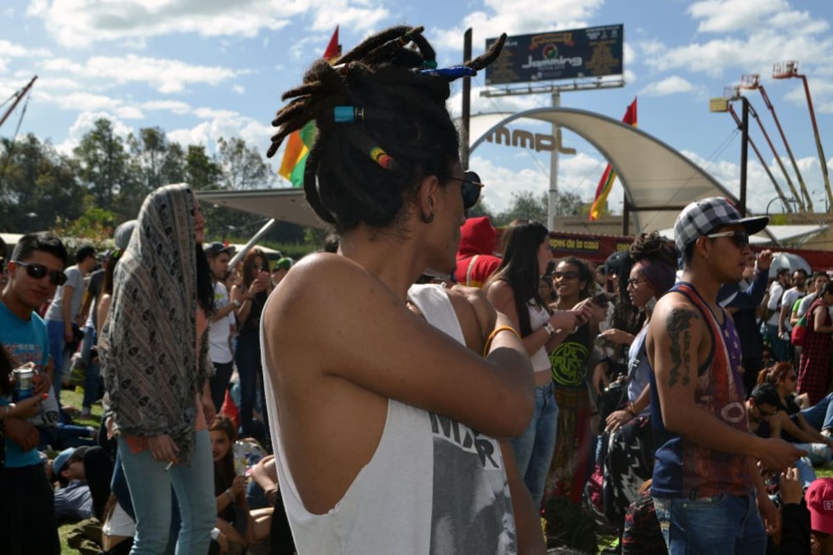Los dreads no podían faltar. En diferentes extensiones y recogidos, algunos mostraron accesorios dentro de ellos para llamar aun más la atención.
