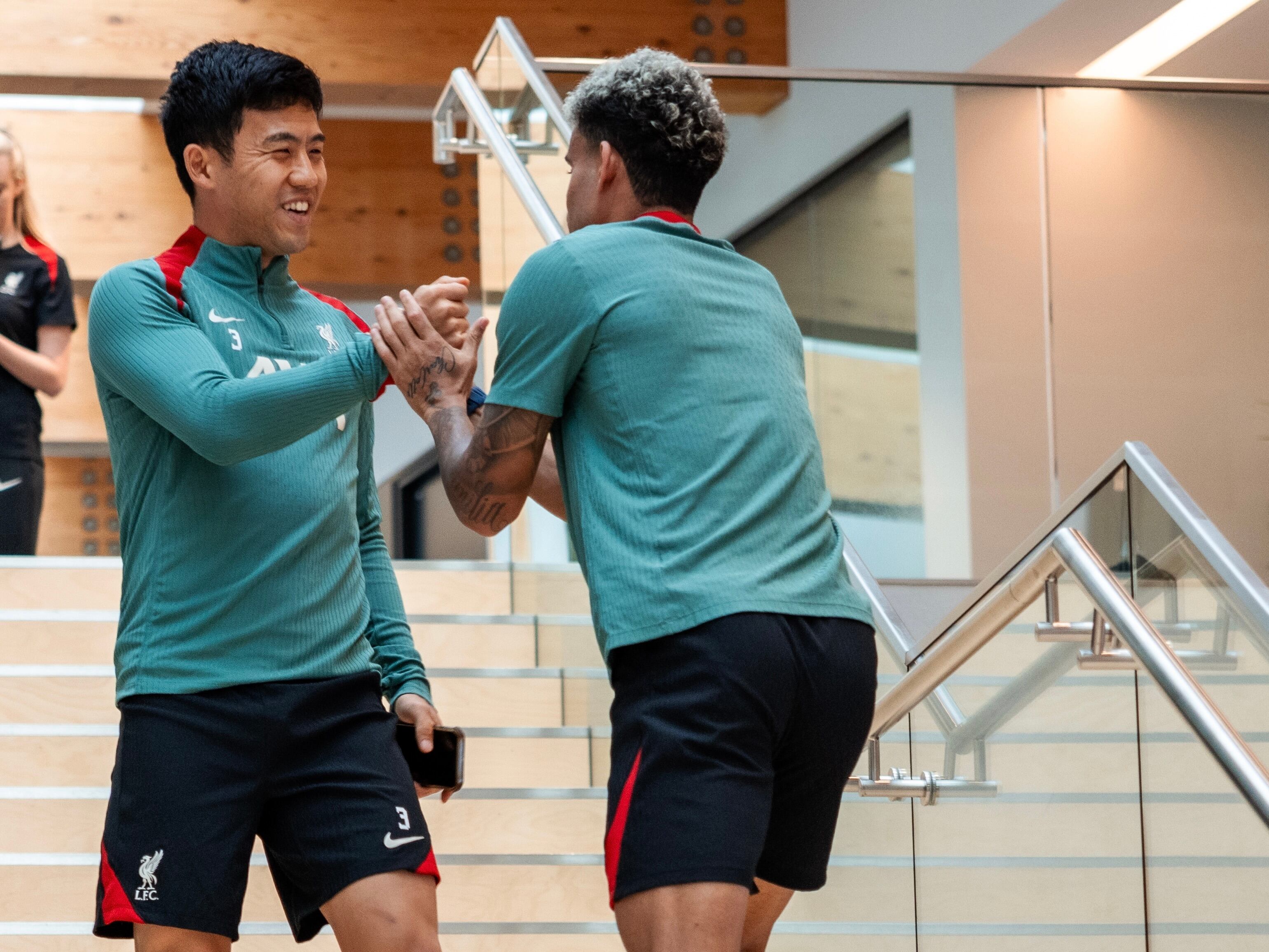 Luis Díaz saluda al japonés Endo en su regreso al Liverpool / Twitter: @LFC.