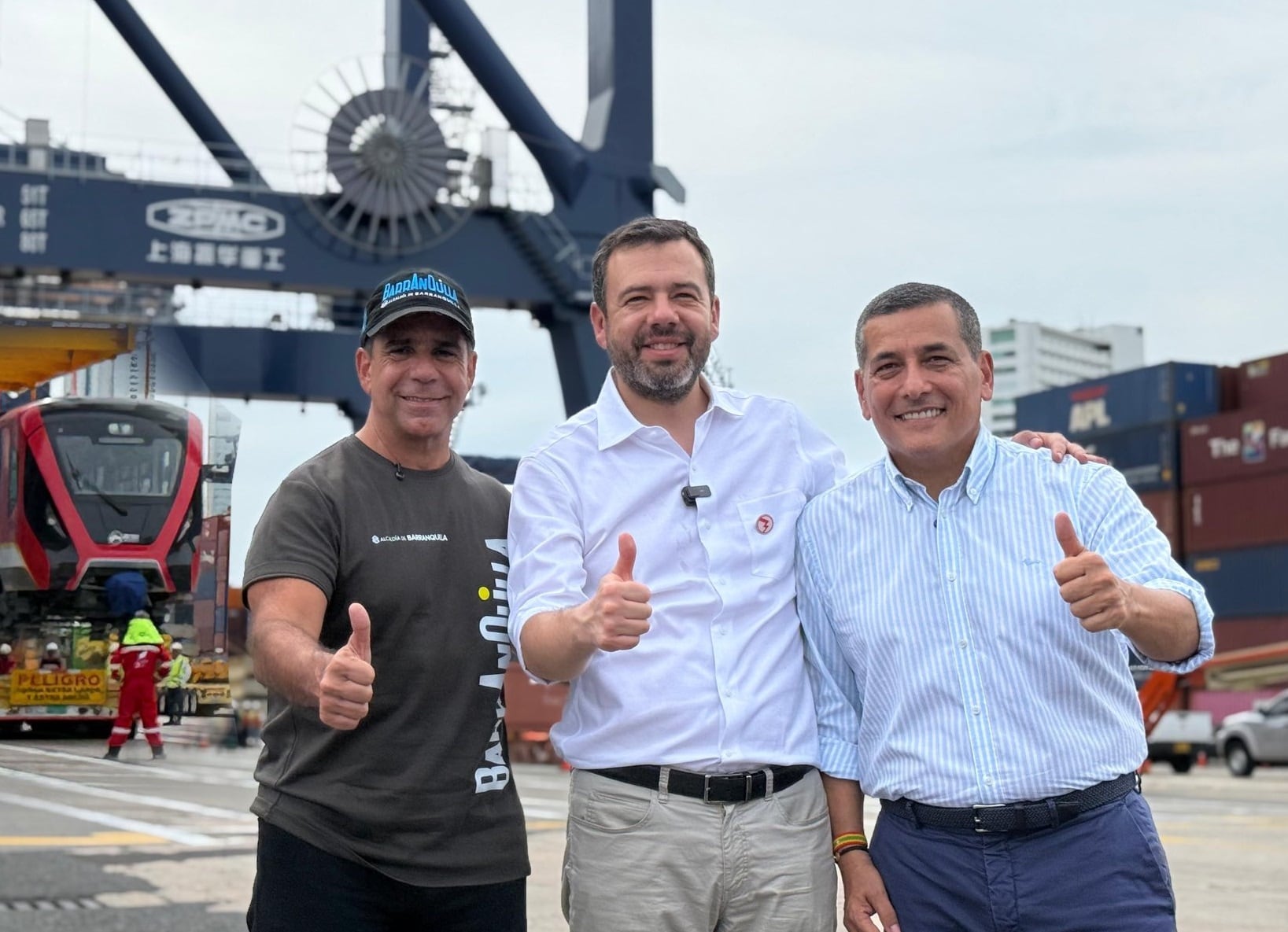 Alcaldes de Barranquilla, Bogotá y Cartagena recibiendo los primeros vagones del metro capitalino. Foto: tomada de las redes del alcalde Alejandro Char.