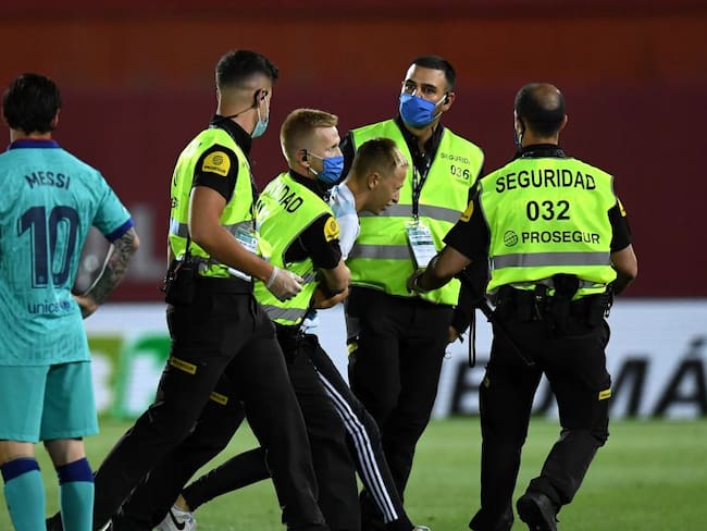 ¡Insólito! Hincha invadió el campo en el partido Barcelona-Mallorca