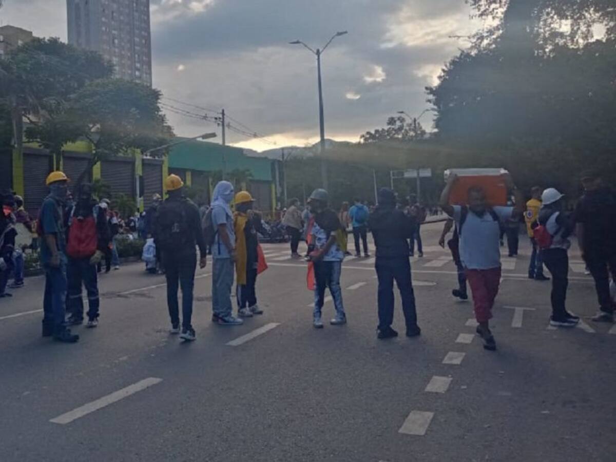3 civiles lesionados por enfrentamientos luego de las marchas en Medellín