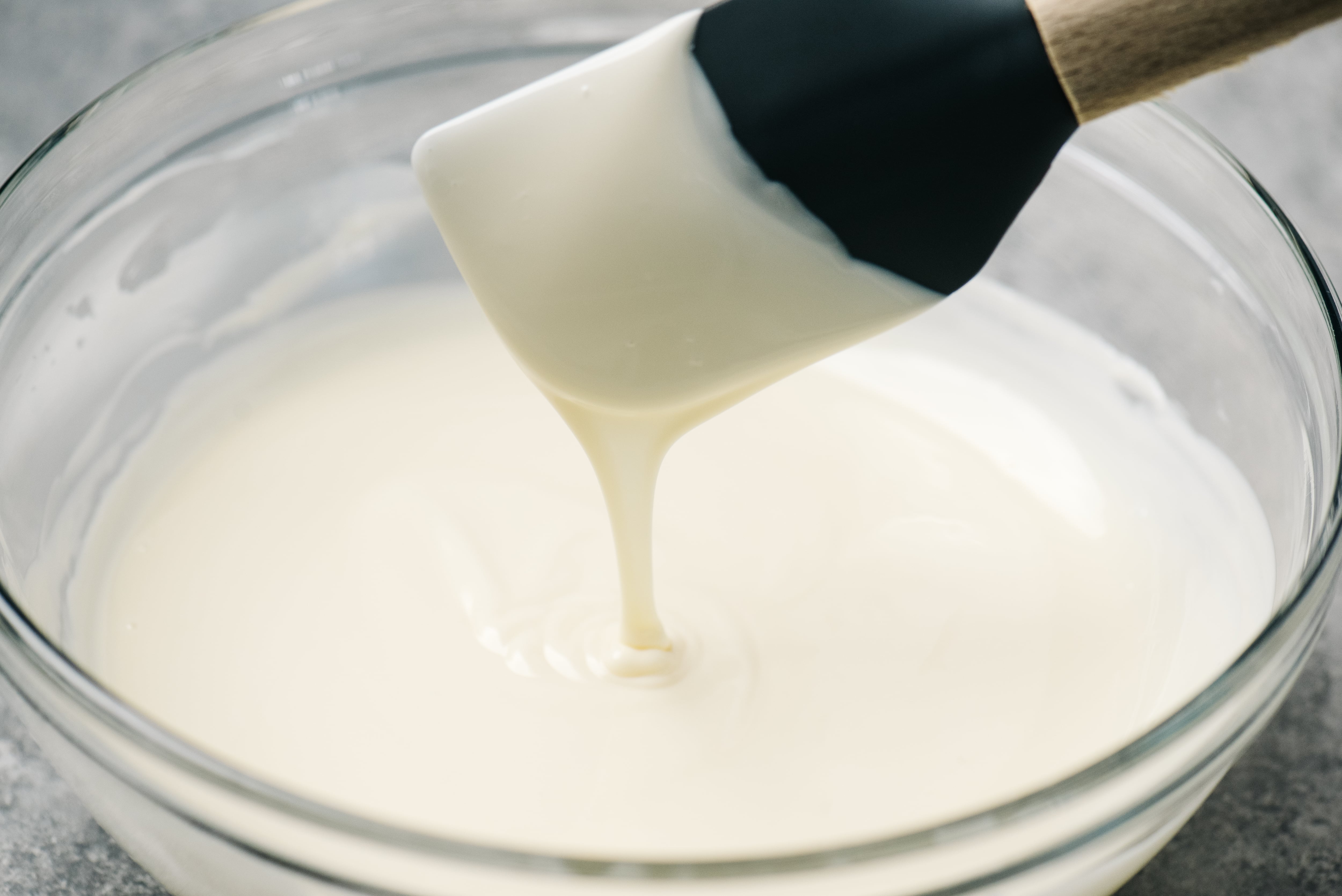 Proceso de elaboración de leche evaporada (Foto vía Getty Images)