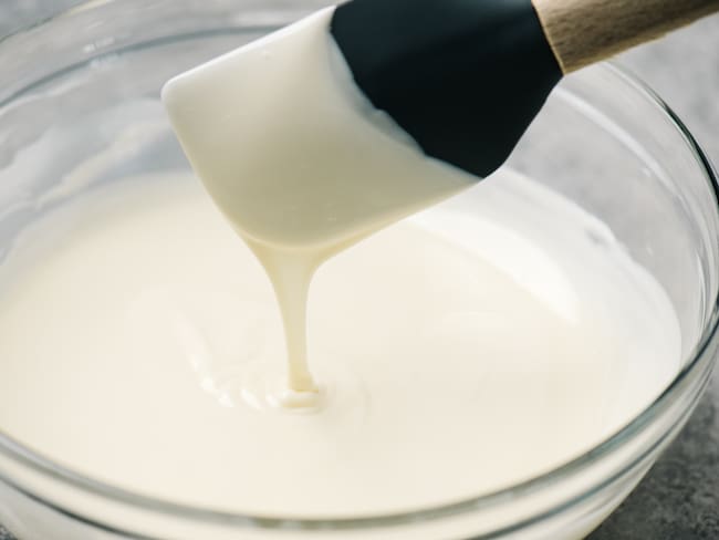 Proceso de elaboración de leche evaporada (Foto vía Getty Images)