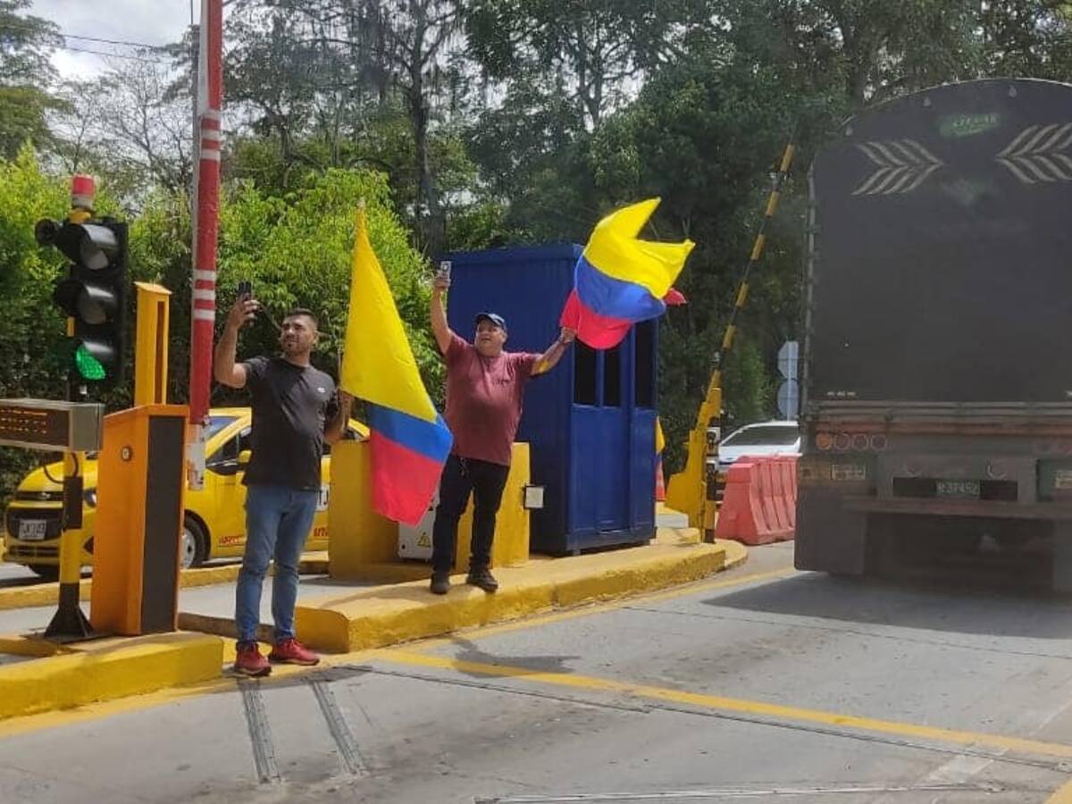 Comunidad también bloquea la vía Bucaramanga - San Gil