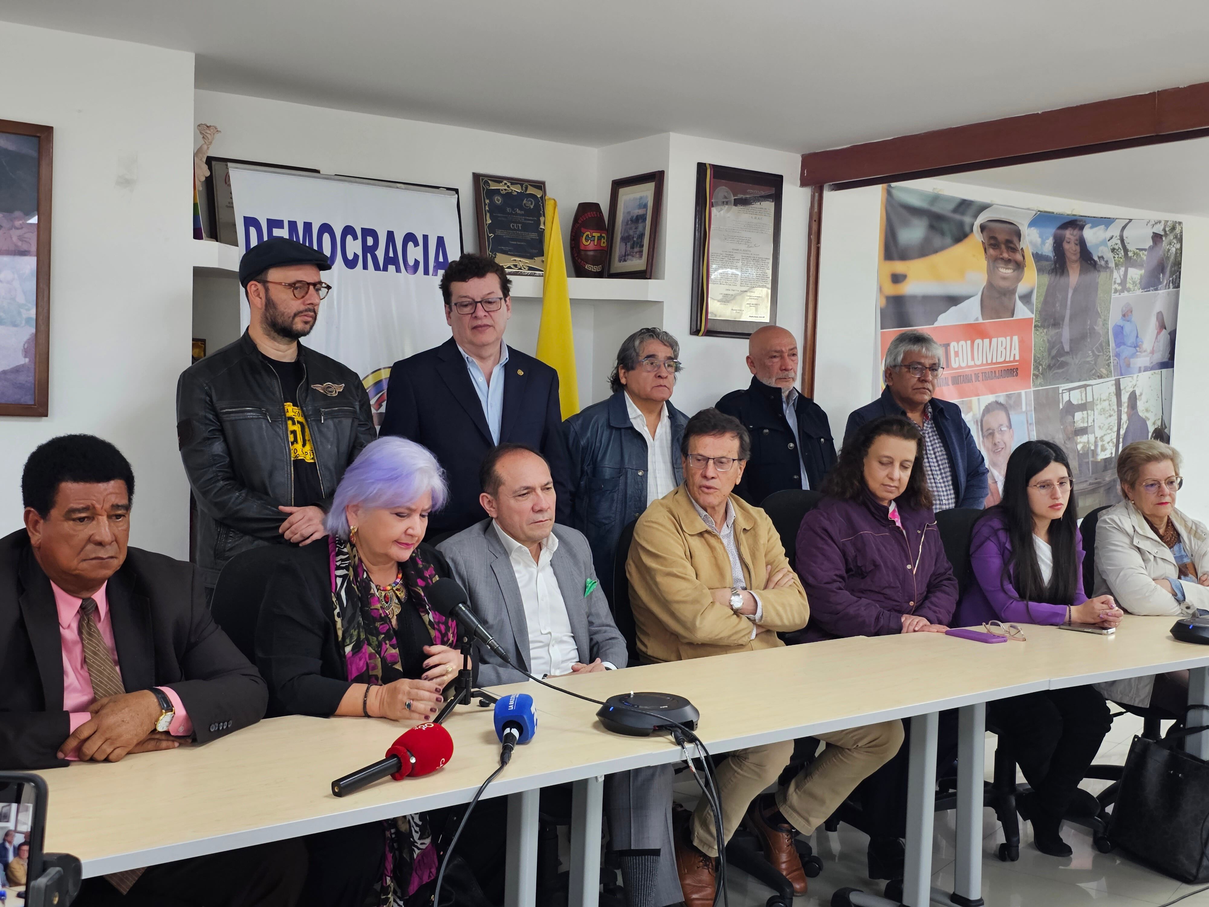 Ministro de Trabajo, Antonio Sanguino, y representantes de los sindicatos. Foto Caracol Radio