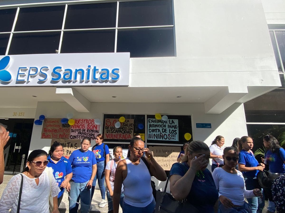 Madres de niños con autismo protestan en Bucaramanga por suspensión de terapias médicas