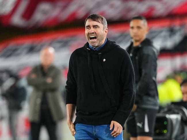 Eduardo Coudet durante el juego Santa Fe Vs. River Plate en El Campín. (Photo by Andres Rot/Getty Images)