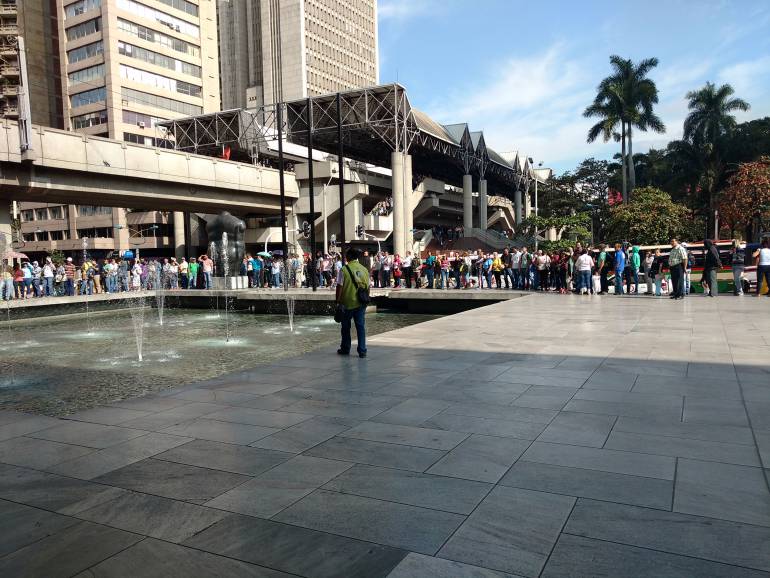 Filas en el parque Berrío de Medellín para comprar moneda de Santa Laura. 