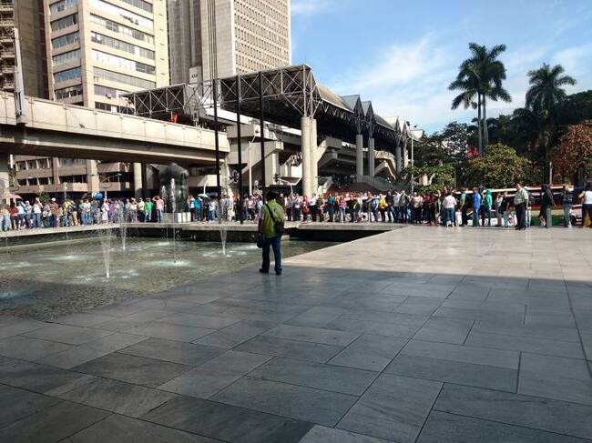 Filas en el parque Berrío de Medellín para comprar moneda de Santa Laura.