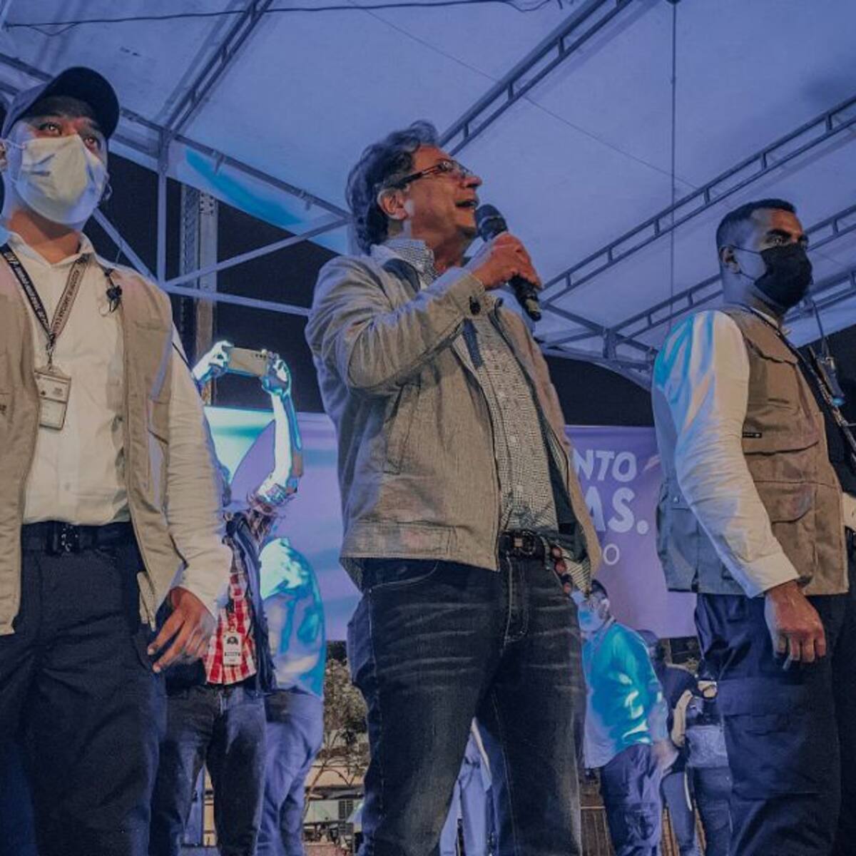 Con varias horas de retraso, Gustavo Petro visitó Manizales
